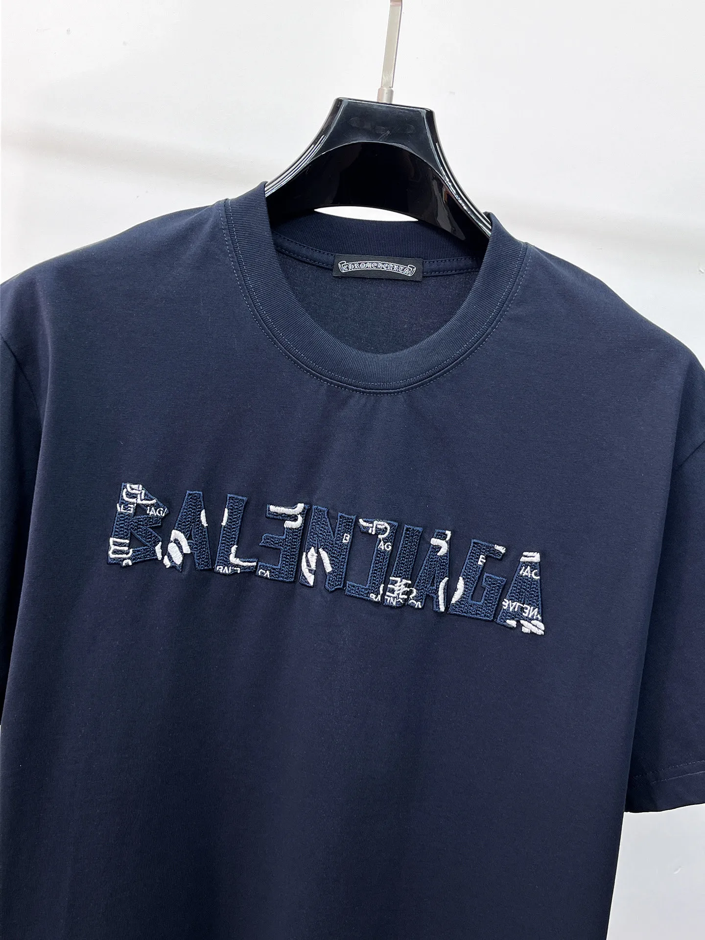 Balenciaga's high-end top-quality products 🐮2026 Spring and Summer New Arrival first counter, the latest New Arrival short-sleeved round neck T-shirt, Premium customized design, avant-garde and fashionable! Brand logo heavy craftsmanship design Premium customized 260g fabric. Soft to the touch. Comfortable to wear. Counter-level exquisite stitching. Fine workmanship. The upper body effect is incomparably handsome! A must-have item for men and women with the same style! Sizes: S~XXL When placing an order, please state your height and weight. The maximum wearing size is 210 pounds (one size larger)